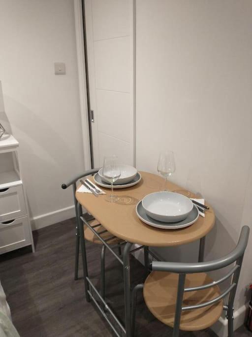 Cosy Garden Studio Room Minimum Two Night Booking Brighton Exterior foto